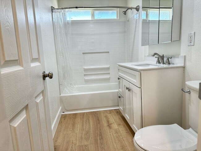 Foto del edificio - 717 W Provential Dr