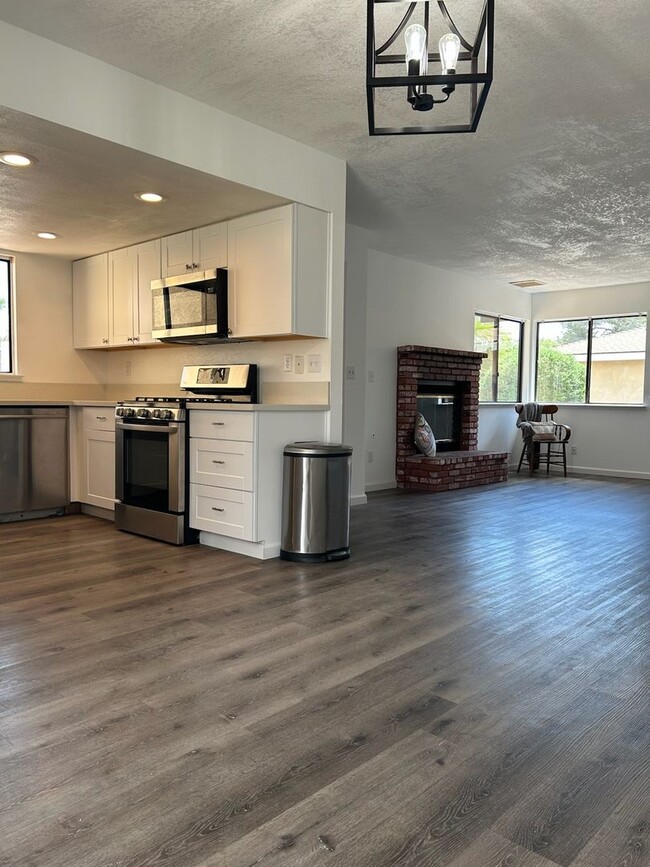 Building Photo - Please contact Vaughn Realty to set up an appointment, 760-446-6561