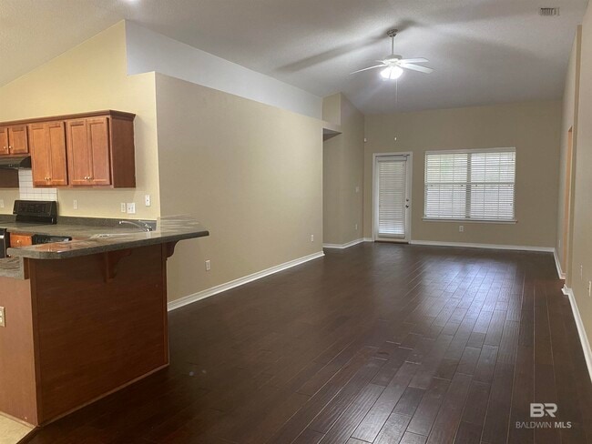 Building Photo - 421 Ellington Ave