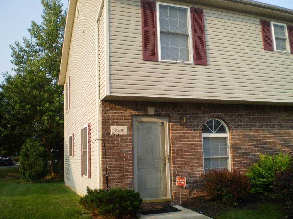 Foto principal - 2 bedroom, 2.5 bath townhouse: Oaklawn Park