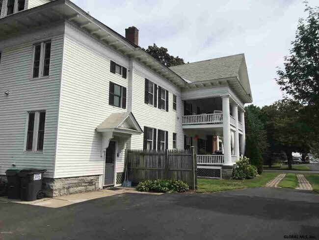 Building Photo - 492 Glen St