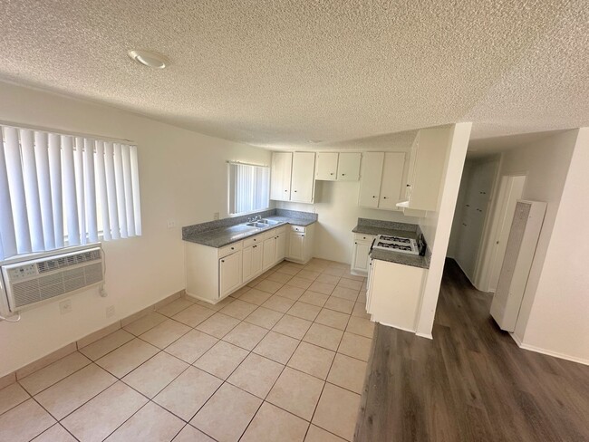 Foto del edificio - 2bd/1ba in North Hills with parking!