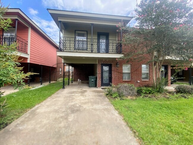 Foto del edificio - Updated 2-Bed Townhouse Steps from McNeese...