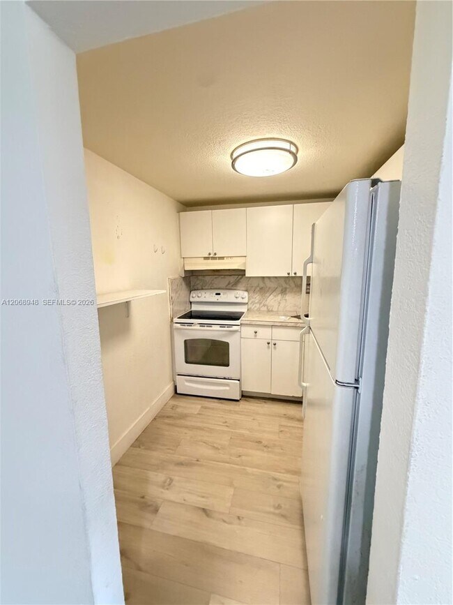 Building Photo - 606 W 81st St