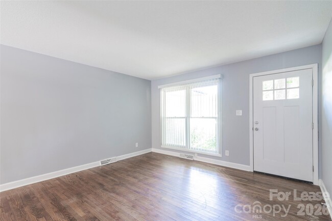 Building Photo - 3331 Erskine Dr