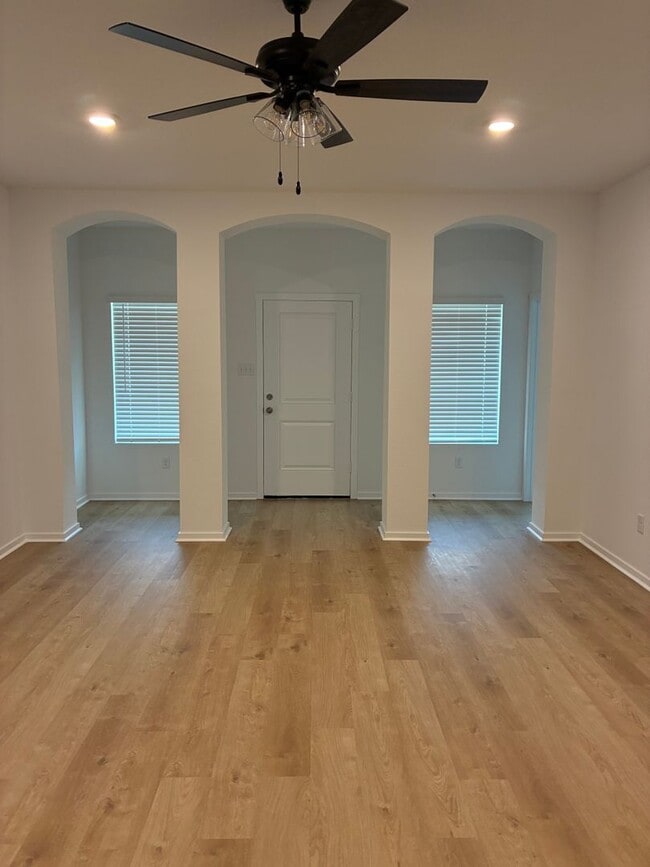 Building Photo - 1406 Manor Ct