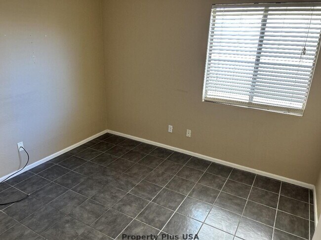 Foto del edificio - "Charming 3-Bed Oasis with 2 Baths in Maricopa – Cozy 1,276 Sq Ft Haven!"