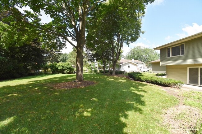 Building Photo - 106 W Kendall Dr