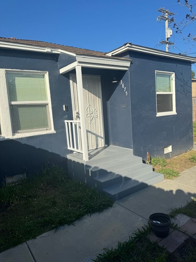 Building Photo - 3875 Chamoune Ave