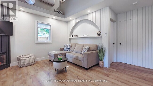 Building Photo - 242 Muriel St