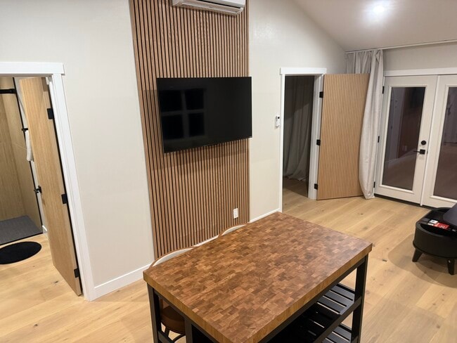 Building Photo - 26552-26552 Royale Dr