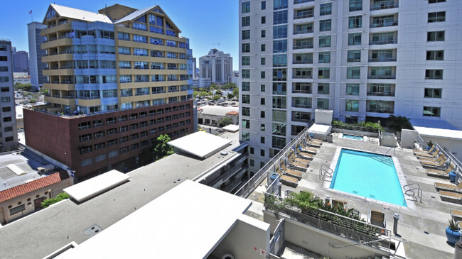 The 8th floor recently refaced pool - 425 W Beech St