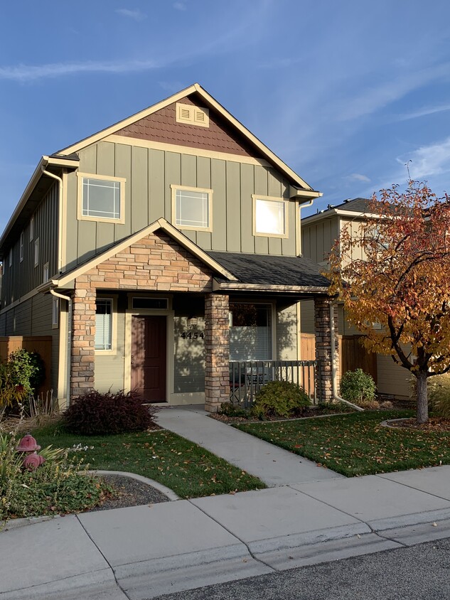 Primary Photo - 4454 S Axiom Ave