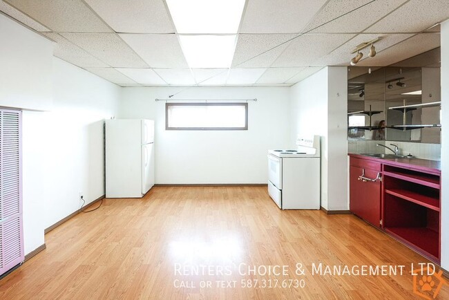 Building Photo - Cat Friendly Bachelor Unit in Downtown Taber