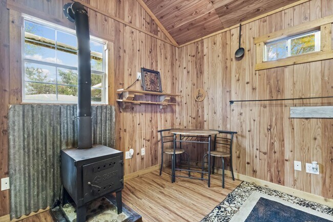 Foto del edificio - Fully Furnished Hill Country Cabin with Loft & Country Views