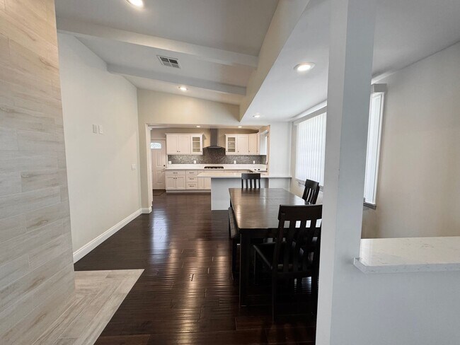 Building Photo - Beautiful 4 Bedroom 3.5 Bathroom Home in t...