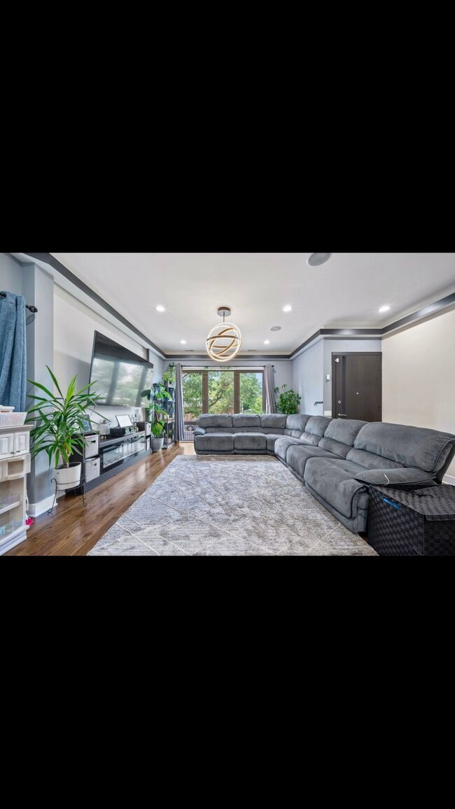 Living room - 4133 W Hirsch St