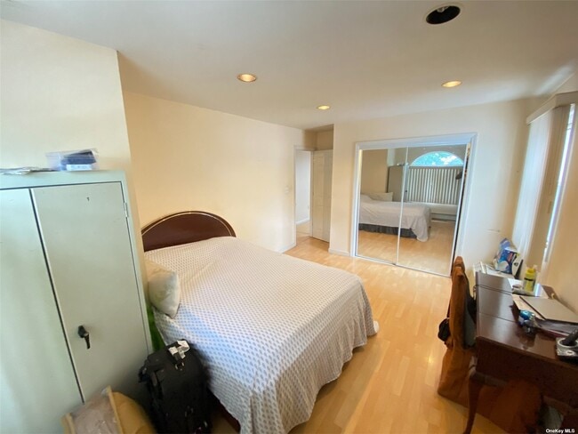 Foto del edificio - 241-26 85th Rd