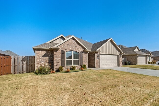 Building Photo - Charming 3 Bedroom, 2 Bath Home with Moder...