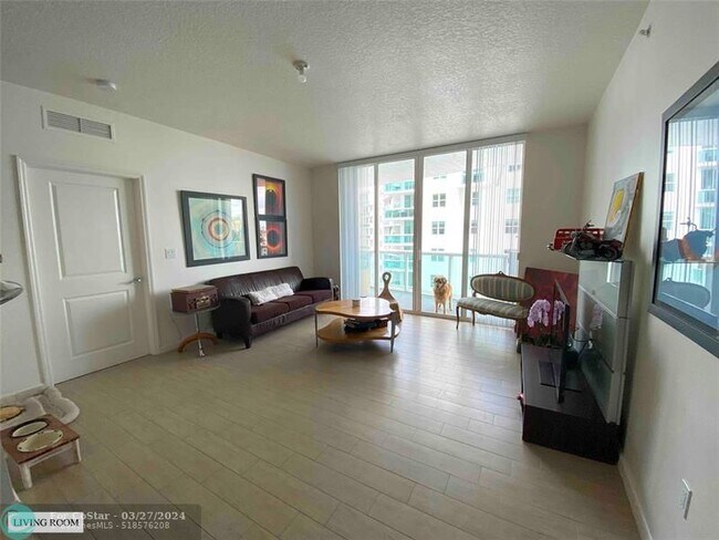 Foto del edificio - 7900 Harbor Island Dr