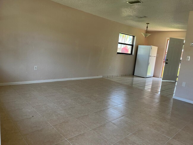 Building Photo - 495 Las Palmas Cir