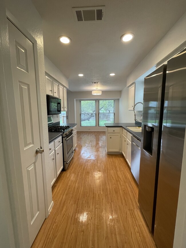 Kitchen (view from the formal area) - 6411 Earlyway Dr