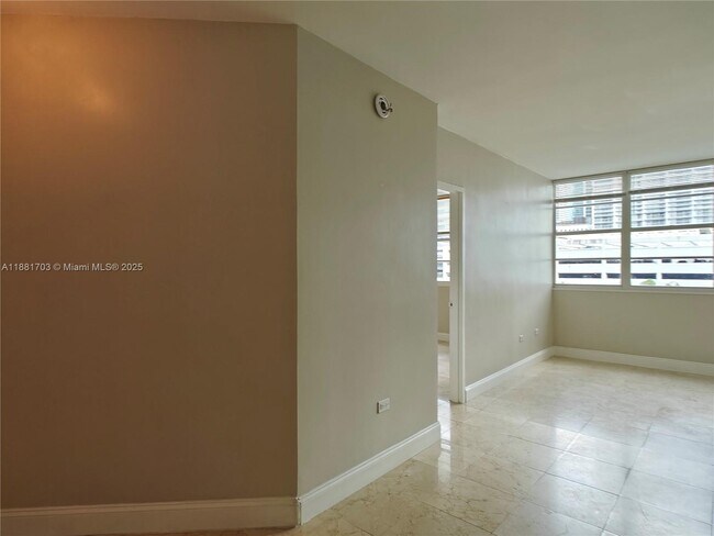 Foto del edificio - 825 Brickell Bay Dr