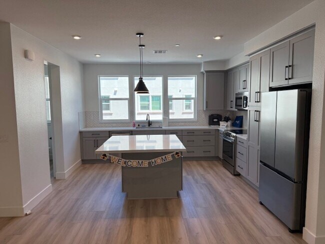 Building Photo - Brand New Townhome in Moonstone Community ...
