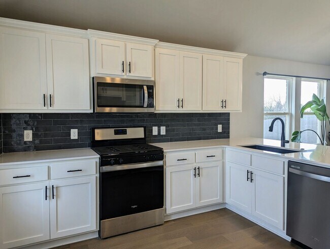 Foto del edificio - Spacious Yukon Home with Storm Shelter, 2-Car Garage & Fenced Yard!