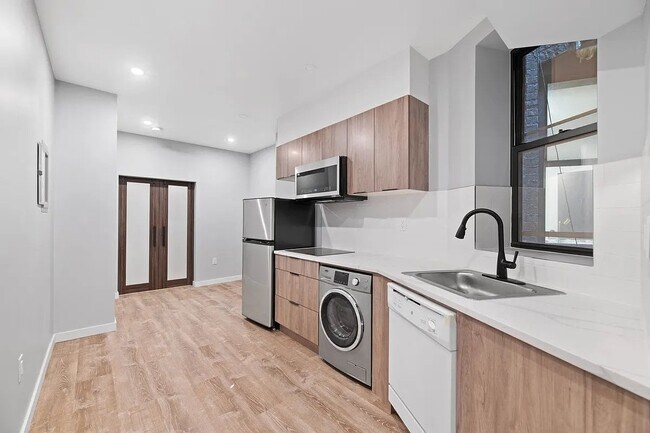 Building Photo - 437 W 46th St