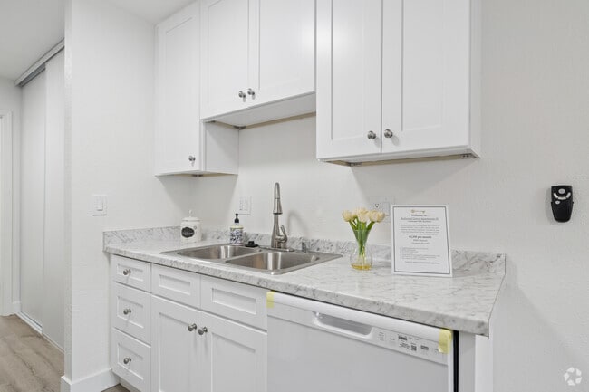 1BR, 1BA - 800SF - Kitchen - Redwood Grove Apartments