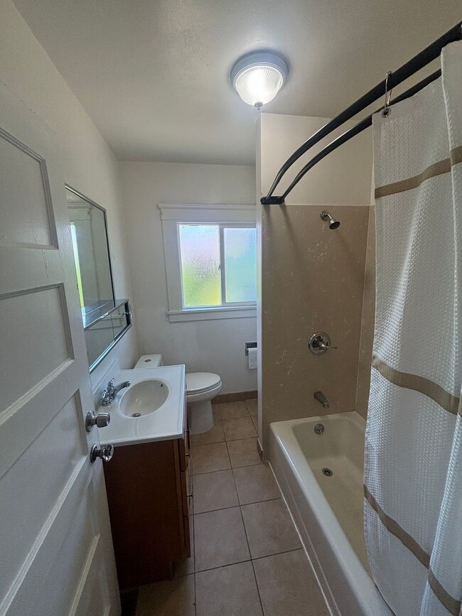 Building Photo - 2 bedroom home w/a beautiful backyard! AVAILABLE NOW!