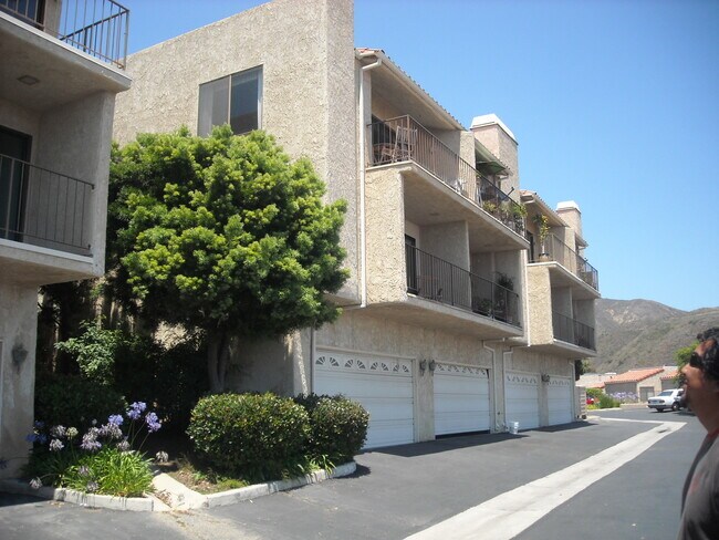 Building Photo - Tri-Level Seaview Condo with Amazing Ocean Views!