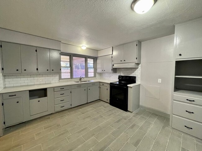 Building Photo - 4540 Beaumont Dr