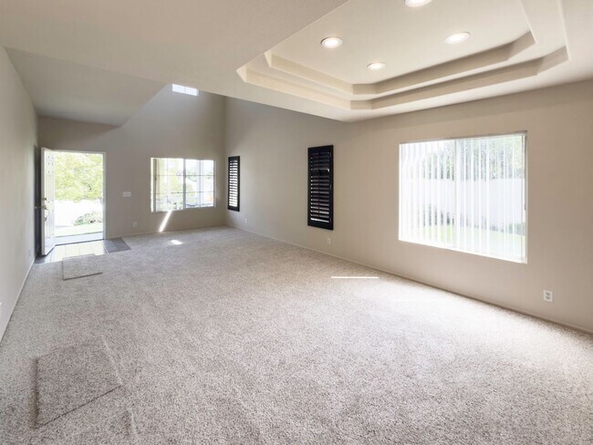 Foto del edificio - RARE 6 BEDROOM HOME FOR RENT IN OPTIMUM LO...