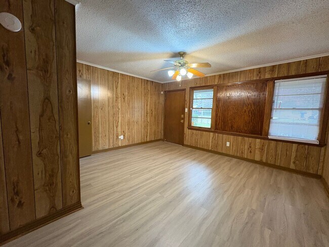 Foto del edificio - Beautiful 3 bedroom/1 bath home with Fireplace and Central HVAC!