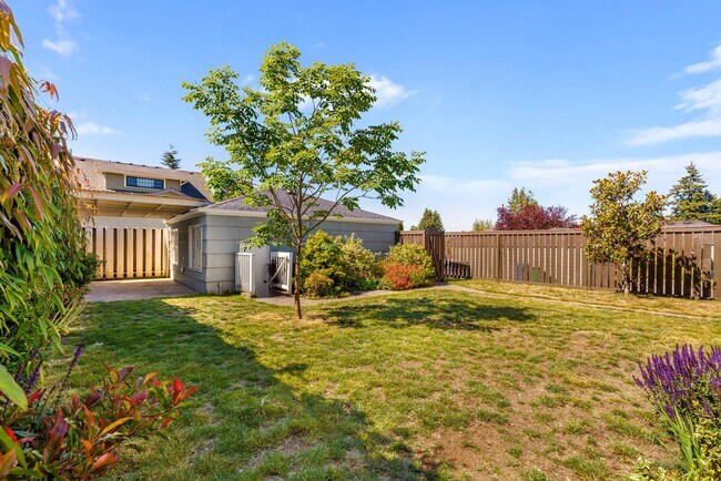Foto del edificio - 4 Bedroom West Seattle View Retreat | Fully Remodeled Home with Sound Views & RV Parking