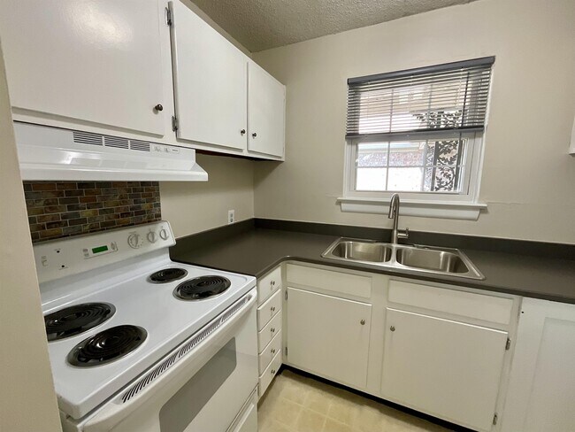 Building Photo - 867 Colony Dr