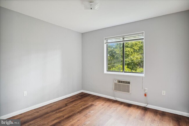 Building Photo - 500 Thayer Ave