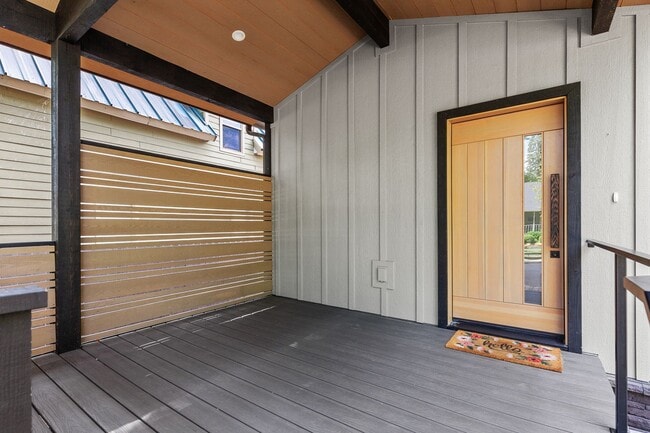 Building Photo - Beautiful home down town CDA