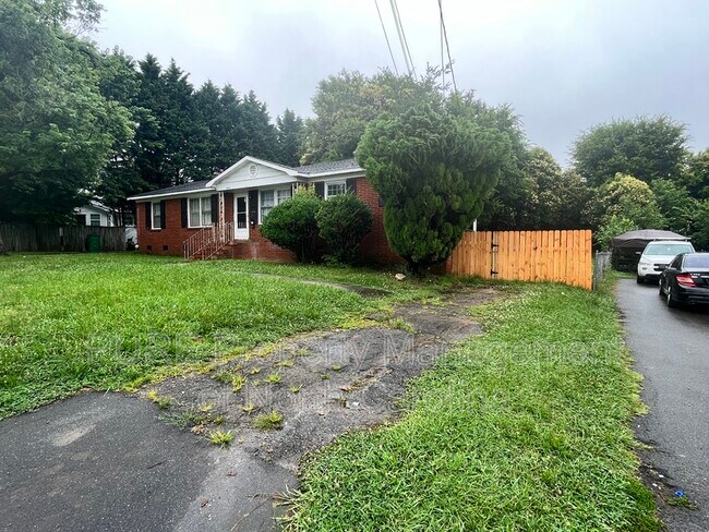 Foto del edificio - 5915 Ingleside Dr