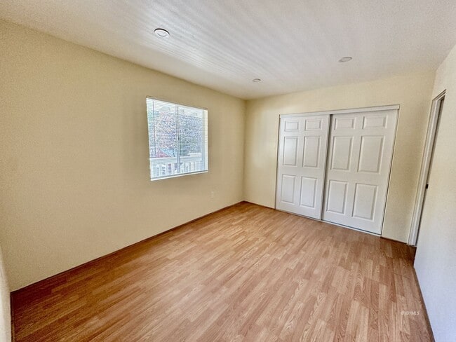 Building Photo - 1 bedroom Upper Floor apartment