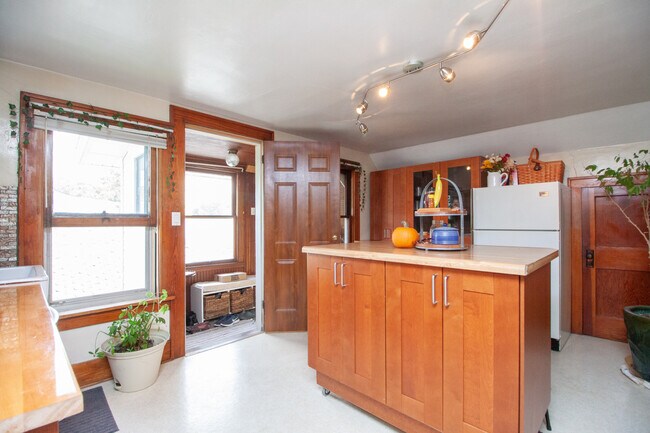kitchen - 119 W 16th St