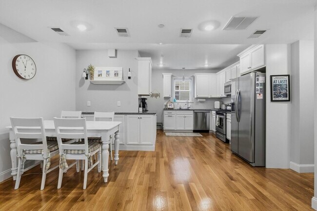 Foto del edificio - 588 Adams St