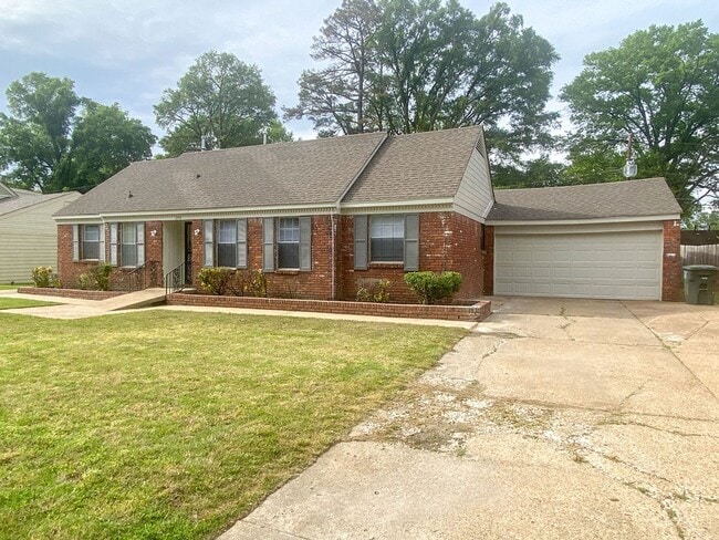 Building Photo - Large 3 bed, 2 bath home near Raines and I...