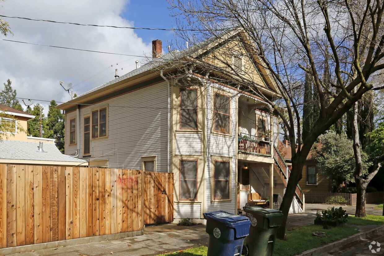 Building Photo - 616 19th St