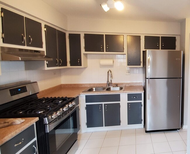 Bright 3rd floor unit, walking distance to everything! - 7019 W Irving Park Rd
