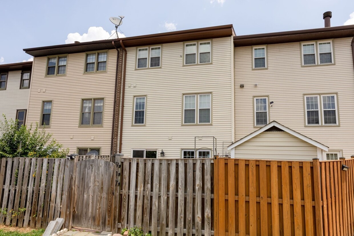 Building Photo - Charming 4-Bedroom Townhome in the Heart o...