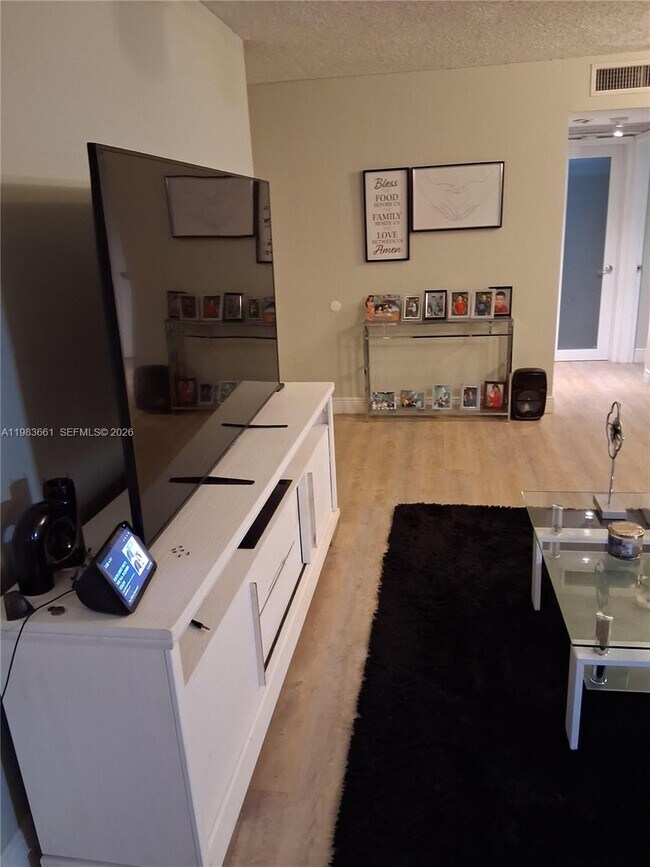 Foto del edificio - 9450 Live Oak Pl