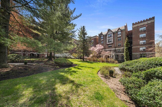 Foto del edificio - 100 E Palisade Ave